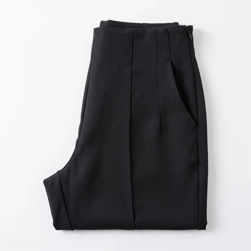 Calça de Alfaiataria Cintura Alta Oxion preta, dobrada, mostrando o cós alto, os pespontos da frente e o bolso lateral.