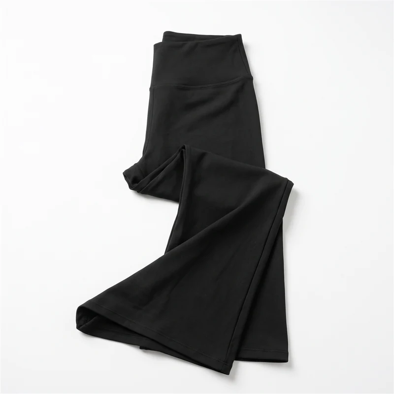 Calça Legging Flare Bailarina KOENIG preta, dobrada, com o cós alto e a barra aberta.
